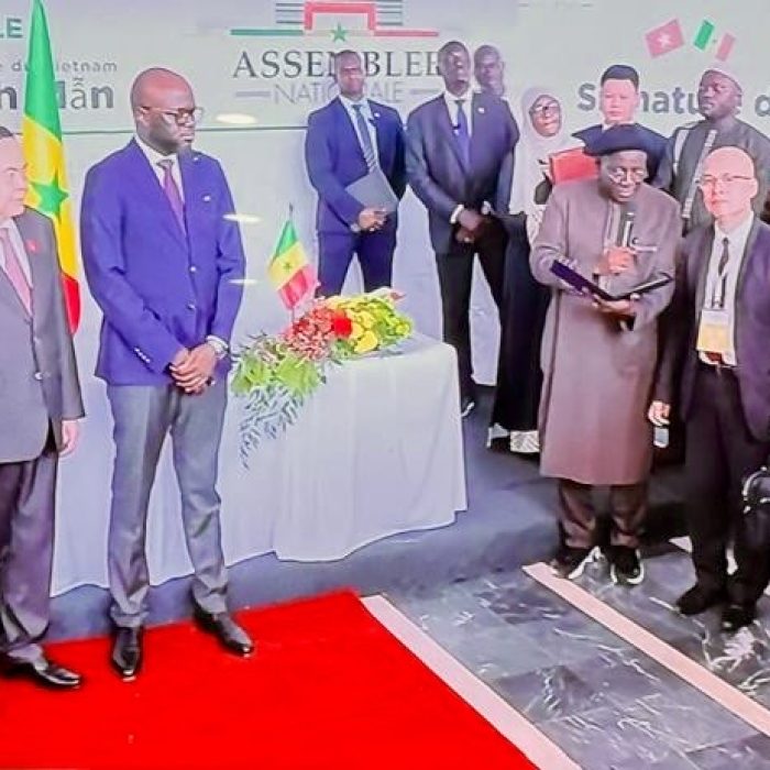 President of the National Assembly of Senegal, Malick Ndiaye, offering a tapestry by Kalidou Kassé to the President of the National Assembly of Thailand.