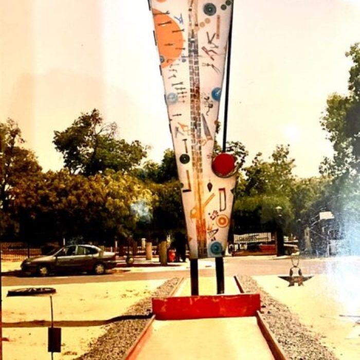 In Thiès, the rail capital of Senegal, Kalidou Kassé’s “L’Homme de Fer” pays tribute to generations of railway workers. Dimension : 7m