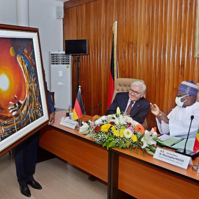 President Moustapha Niass offering a painting by Kalidou Kassé to German President Frank-Walter Steinmeier.