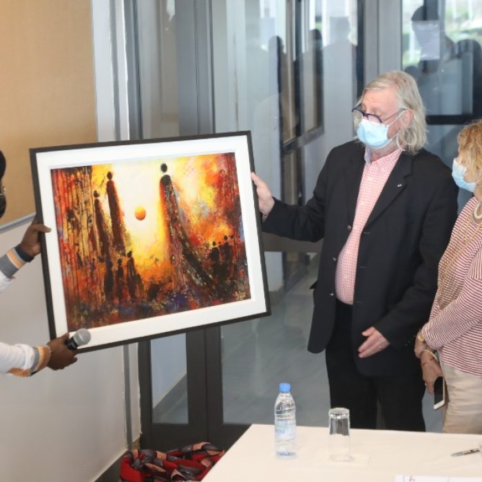 On Wednesday, March 31, painter Kalidou Kassé presented a painting to Professor Didier Raoult at IRESSEF Diamniadio.